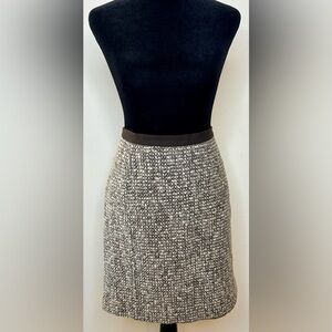 Talbots brown and white wool blend tweed mini skirt
Lined zipper back 12 p EUC